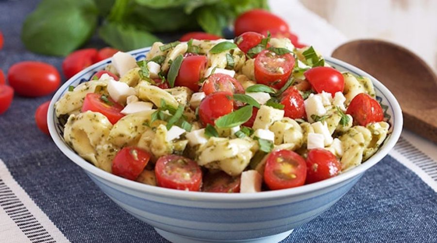 Receta de ensalada de tortellinis con tomate y albahaca