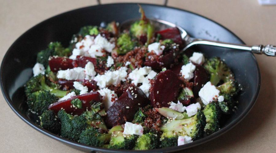 Receta de ensalada vegana verde con brócoli y remolacha