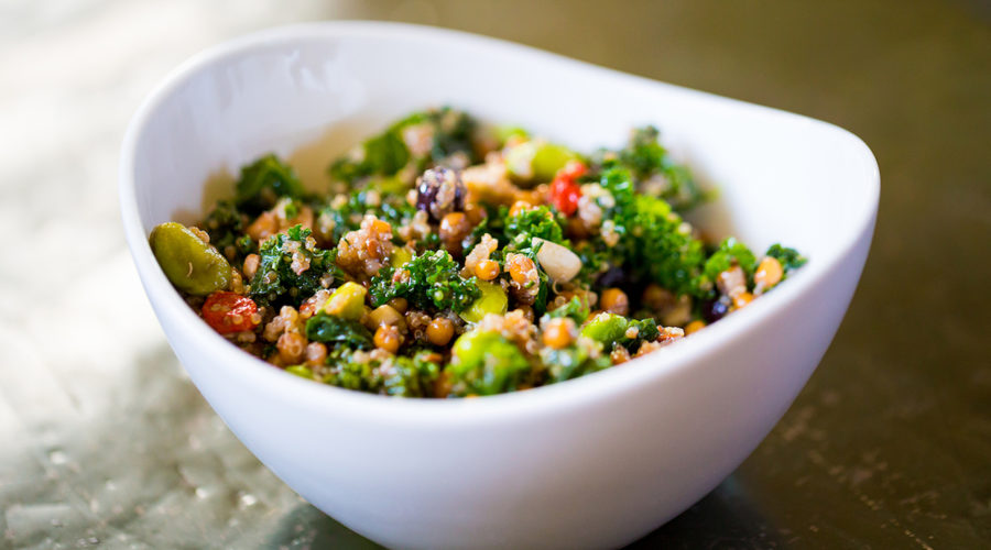 receta de ensalada de col rizada y quinoa