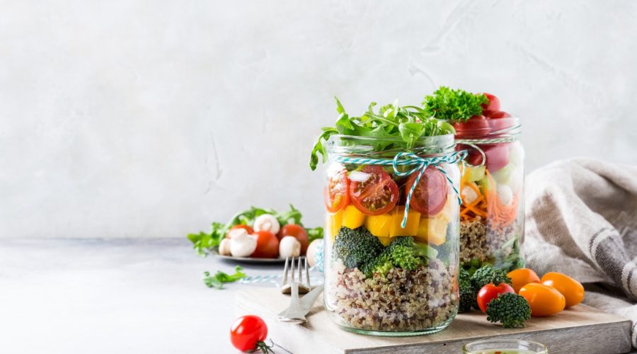 Receta de ensalada de quinoa y verduras en tarro