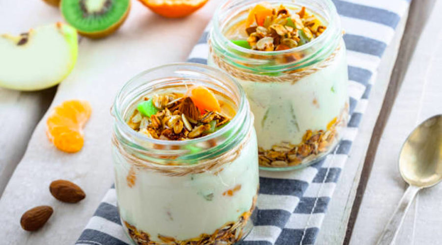 receta de yogur con granola y frutas