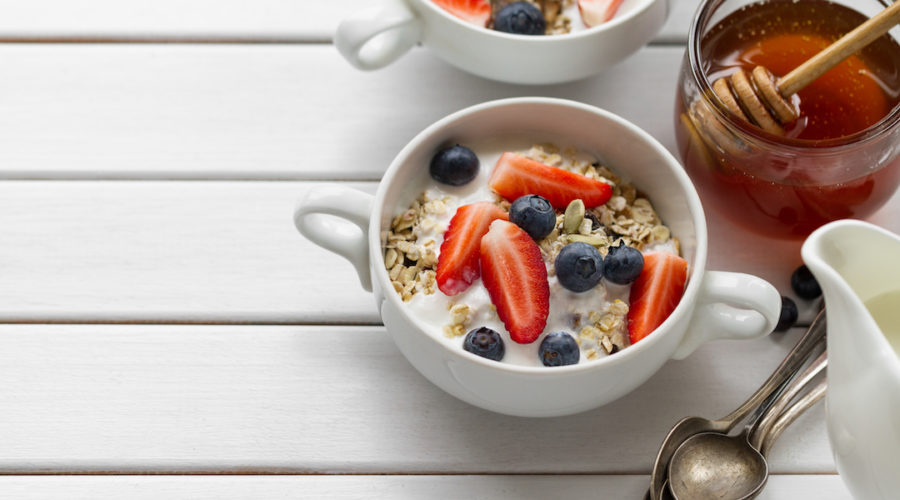 yogur con fruta, miel y muesli