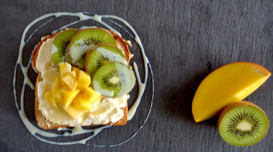 receta de tostadas con mango, kiwi y miel