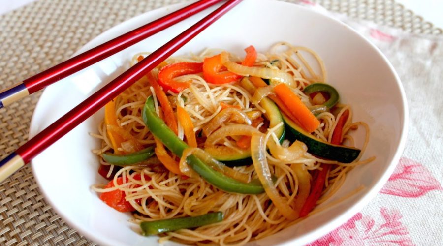 fideos de arroz con salsa aromática