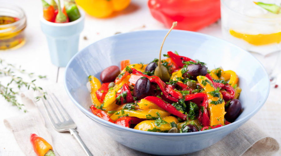 Receta de ensalada de pimientos asados con alcaparras y aceitunas